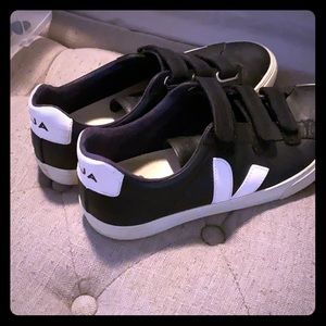 Veja 3-lock logo sneakers in black and white sz 8